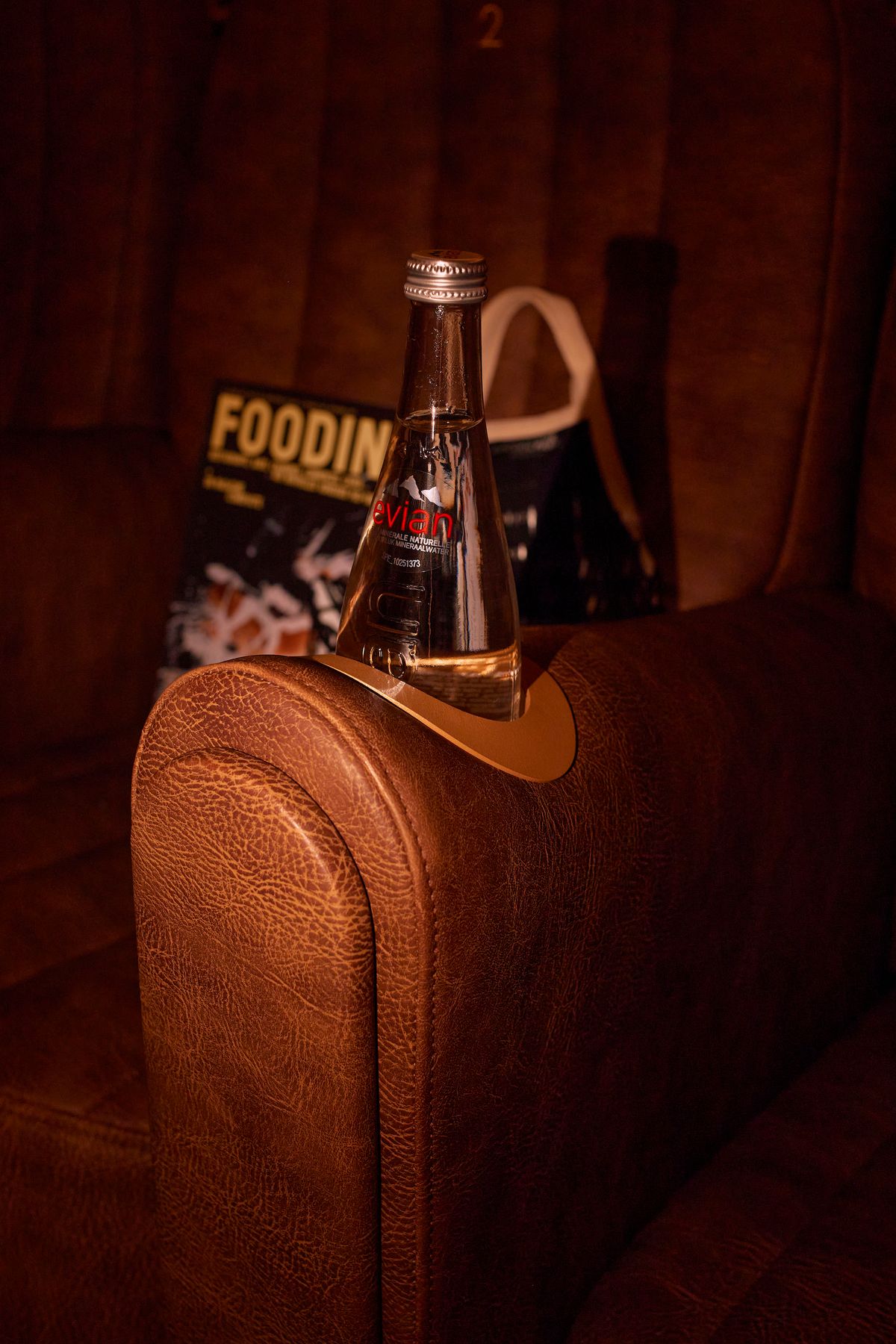 Les eaux evian et Badoit siègent en majesté aux soirées ciné. 