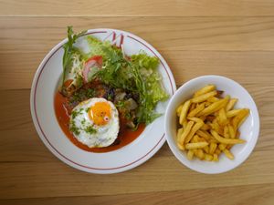 Egg & cheese burger version assiette