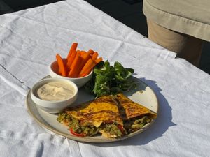 Quesadilla aux falafels et gouda, yaourt au miso et pickles de carotte