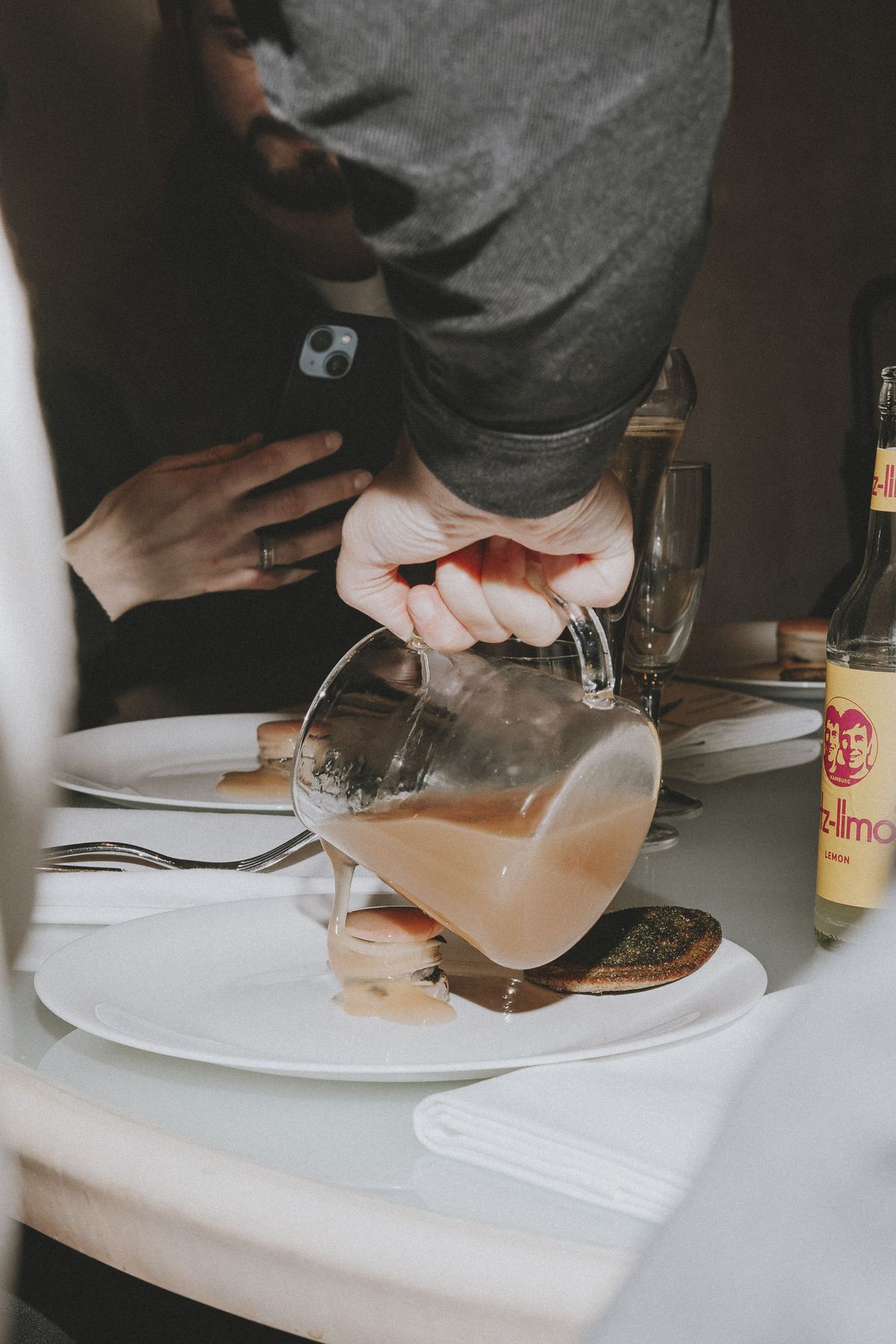 Quoi de mieux pour escorter une création Datil qu’un indé fritz-kola ? 