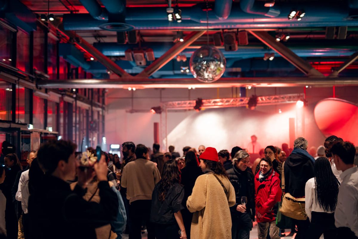 La salle du Georges (Groupe Beaumarly), pimpée pour l’occas’ de spotlights bleus, blancs et rouges.