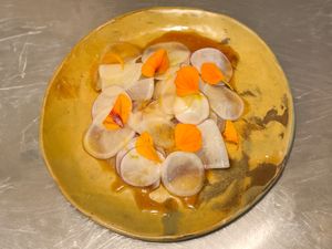 Crudo de poisson et navets à la bergamote