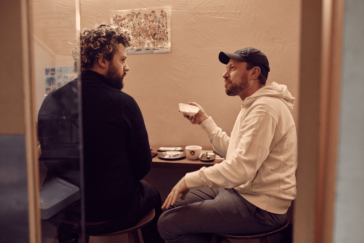 Un caféchange entre Milan La Roche et Antoine Jaumaux, la paire derrière le néobistrot St Kilda et le café Tuck Shop. 