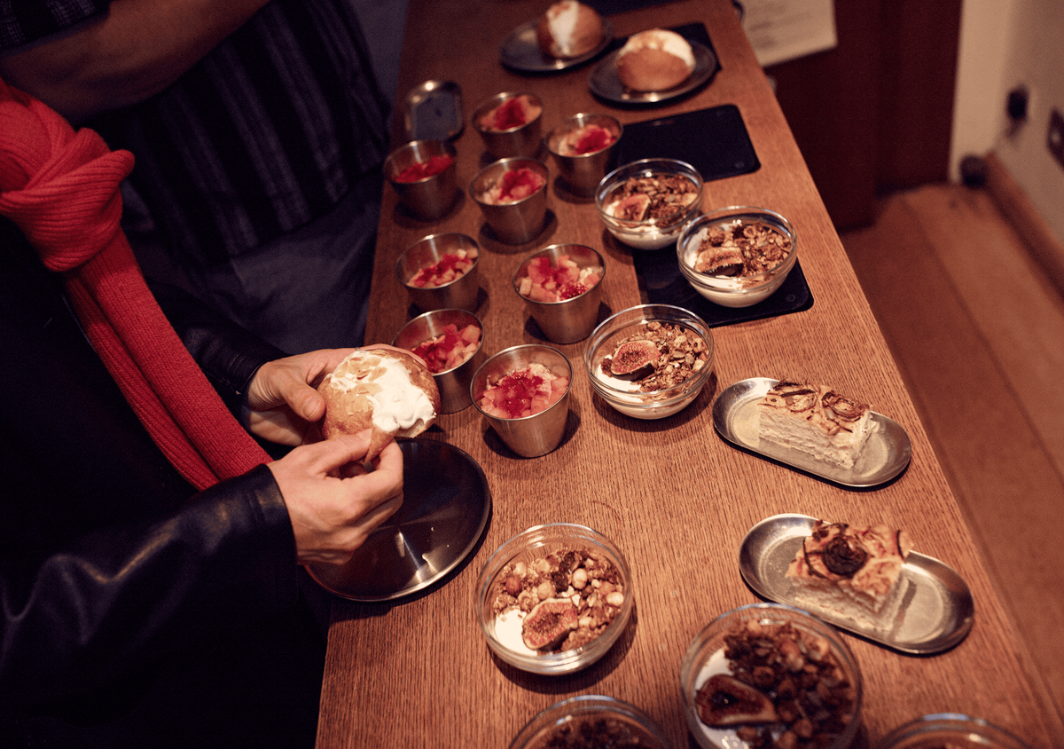 Yaourt coco Alpro, figue et granola épicé ; porridge au lait d’amande Alpro, à la fève tonka et aux poires pochées ; maritozzo à s’en lécher les doigts... Sacré buffet ! 