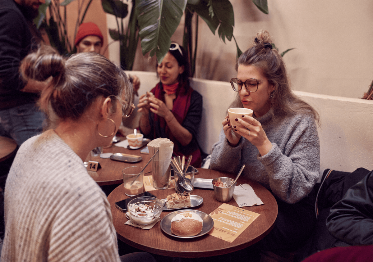 Ce petit déjeuner semble bien être sa tasse de café. 