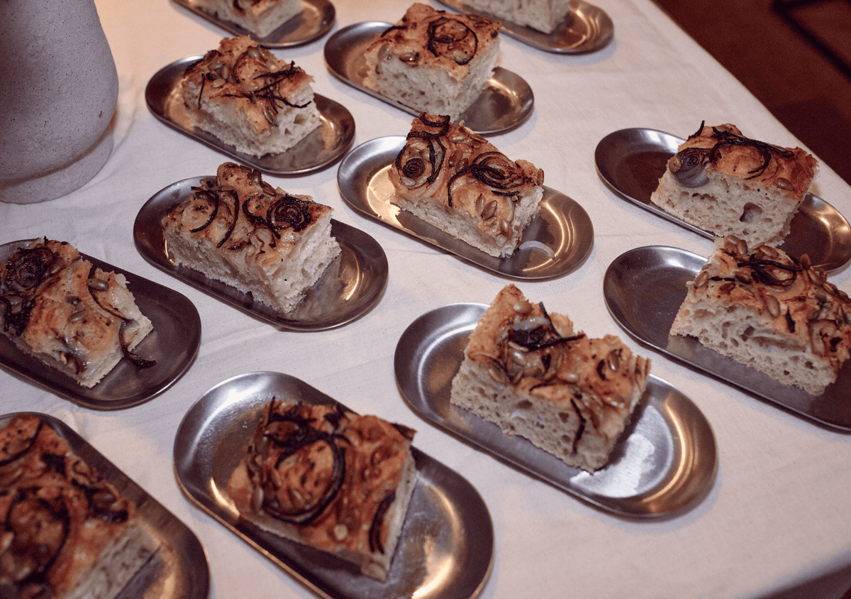 Et pour les becs salés, de belles parts de focaccia aux oignons rouges et graines de courge. 