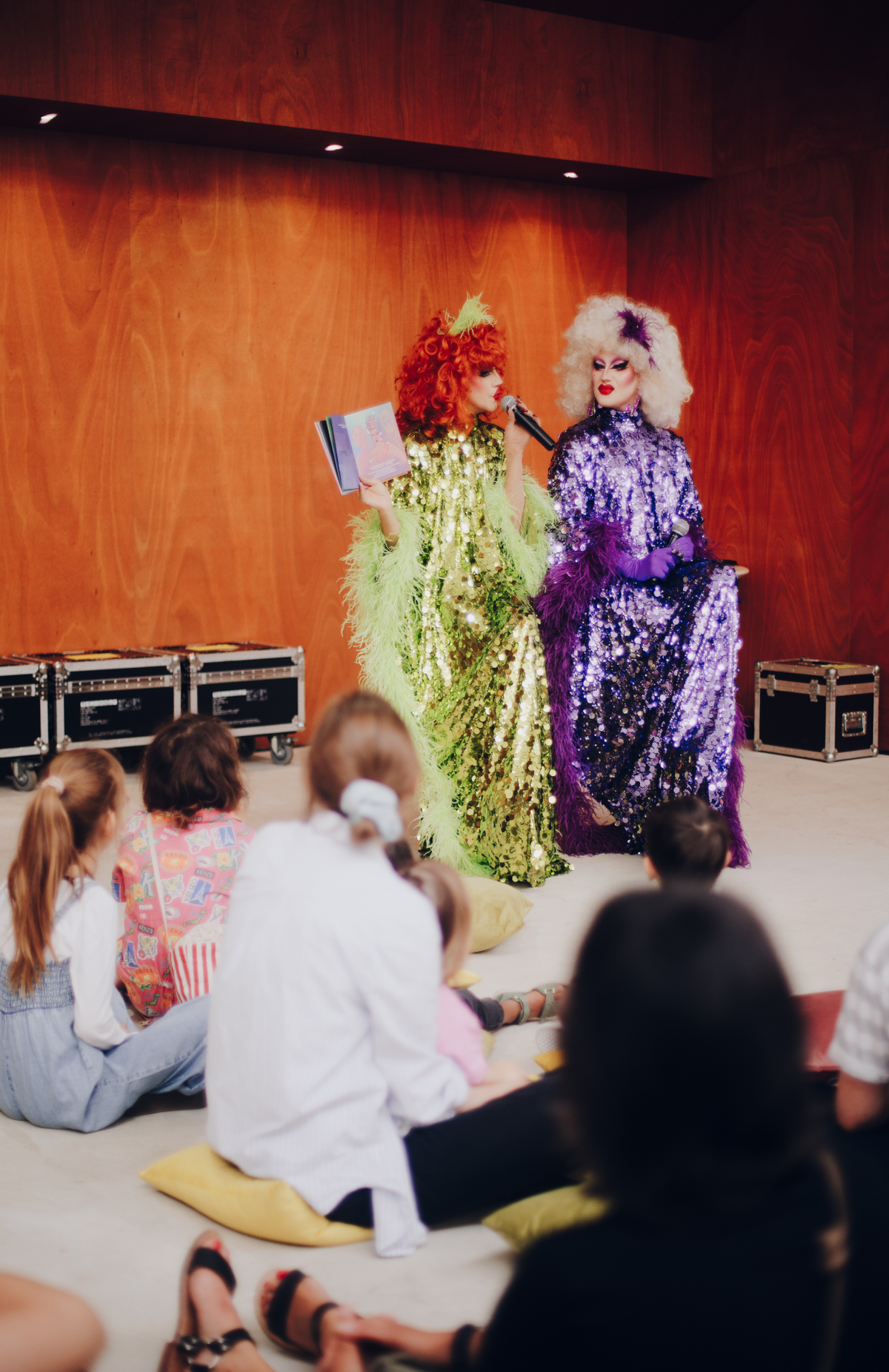 Des histoires de strass et de paillettes contées par les flamboyantes Rose et Punani.  