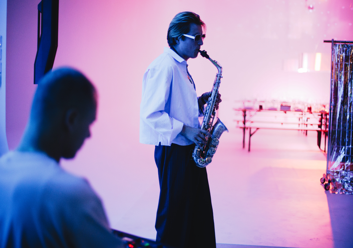 Ferdi donne le la du dîner. 