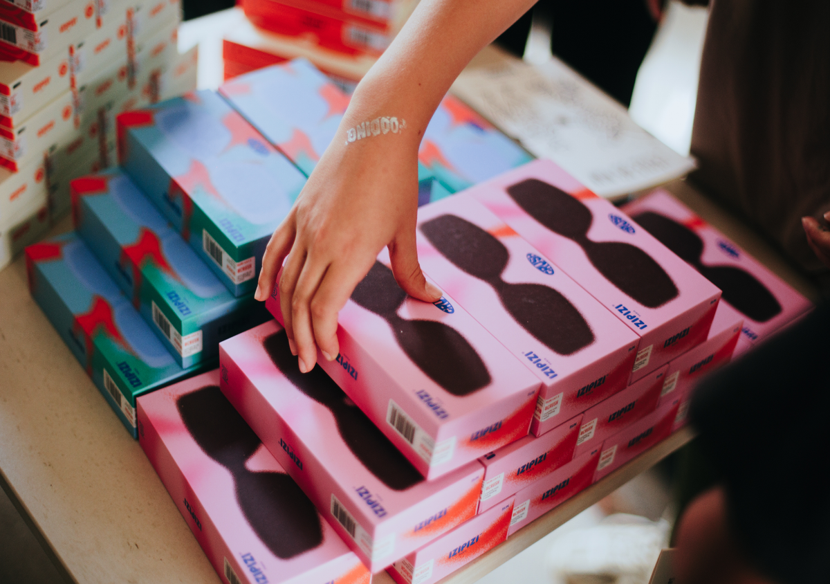 Même pas peur des UV avec une paire de solaires Izipizi sur le nez ! 