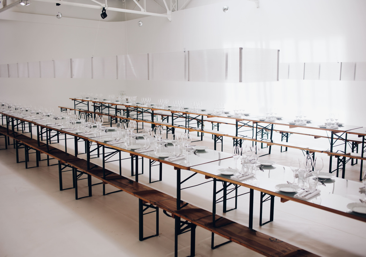 Le Studio Confidentiel a ajusté son décor pour le dressage de ce banquet aux petits oignons. 