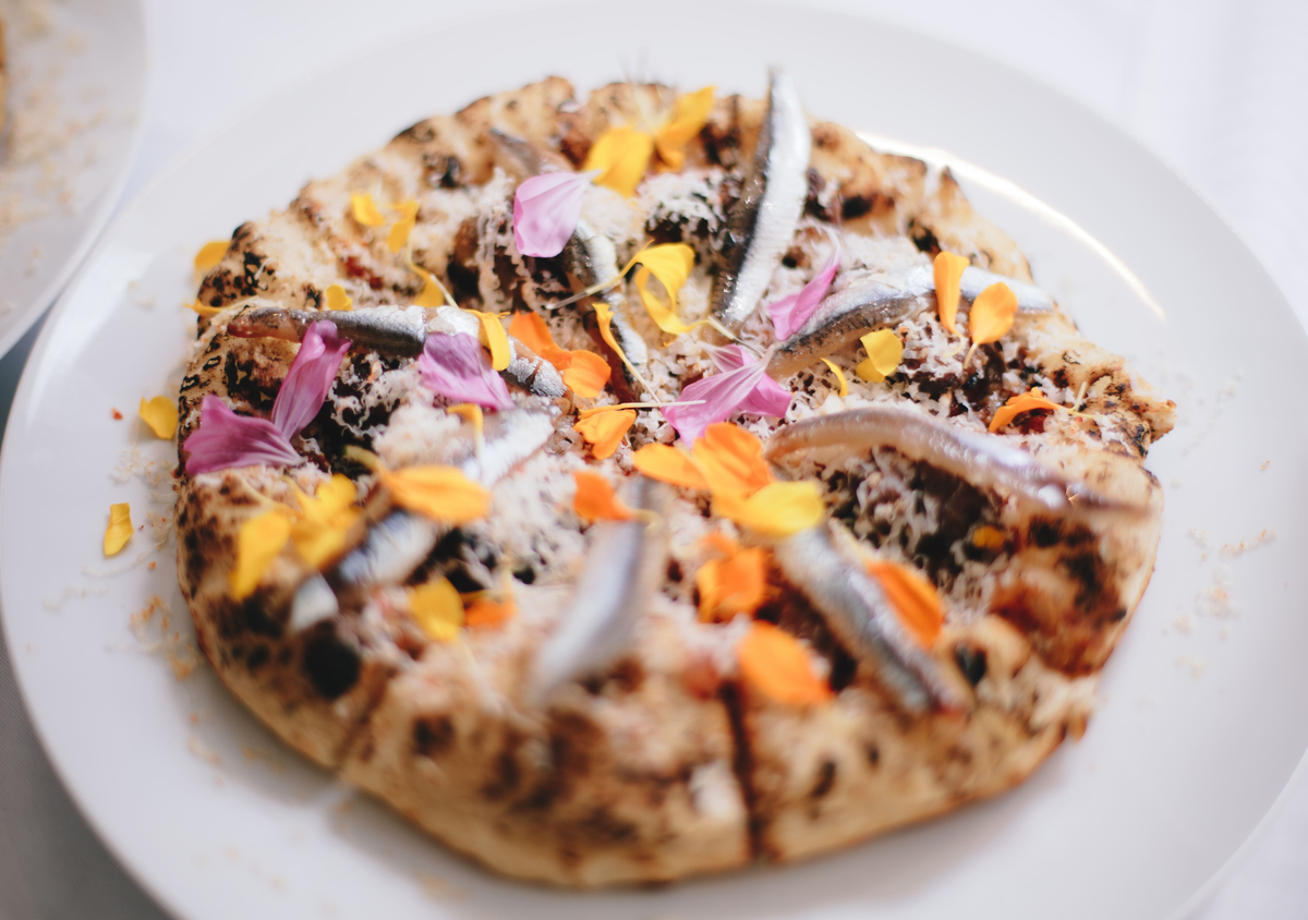 Pizza soufflée aux anchois fumés, ris d’agneau et ricotta au peperoncino : il n’en restera pas une miette ! 