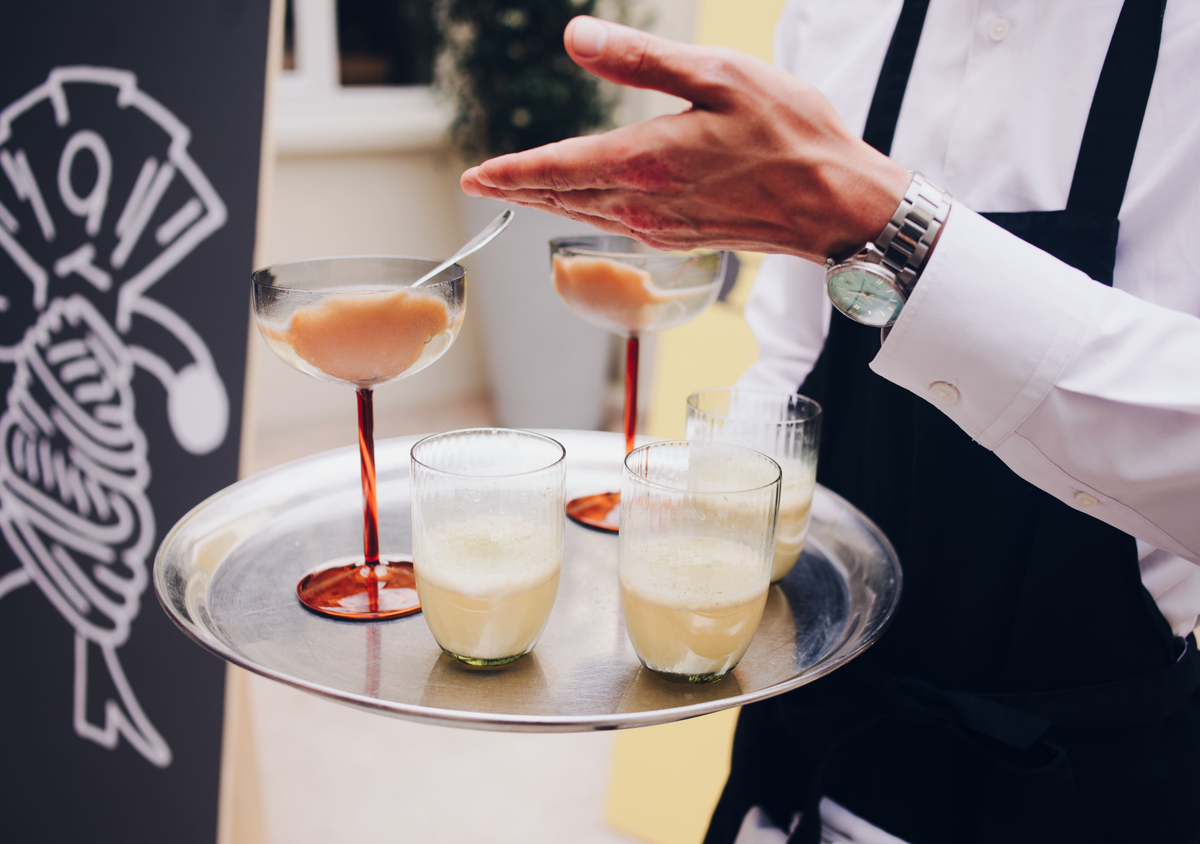 Des cocktails en or servis sur un plateau d’argent. 