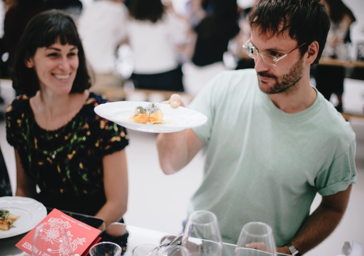 Pas besoin de vérifier, l’assiette d’artichaut, melon de Cavaillon, vinaigrette au fenouil et verjus est millimétrée… 