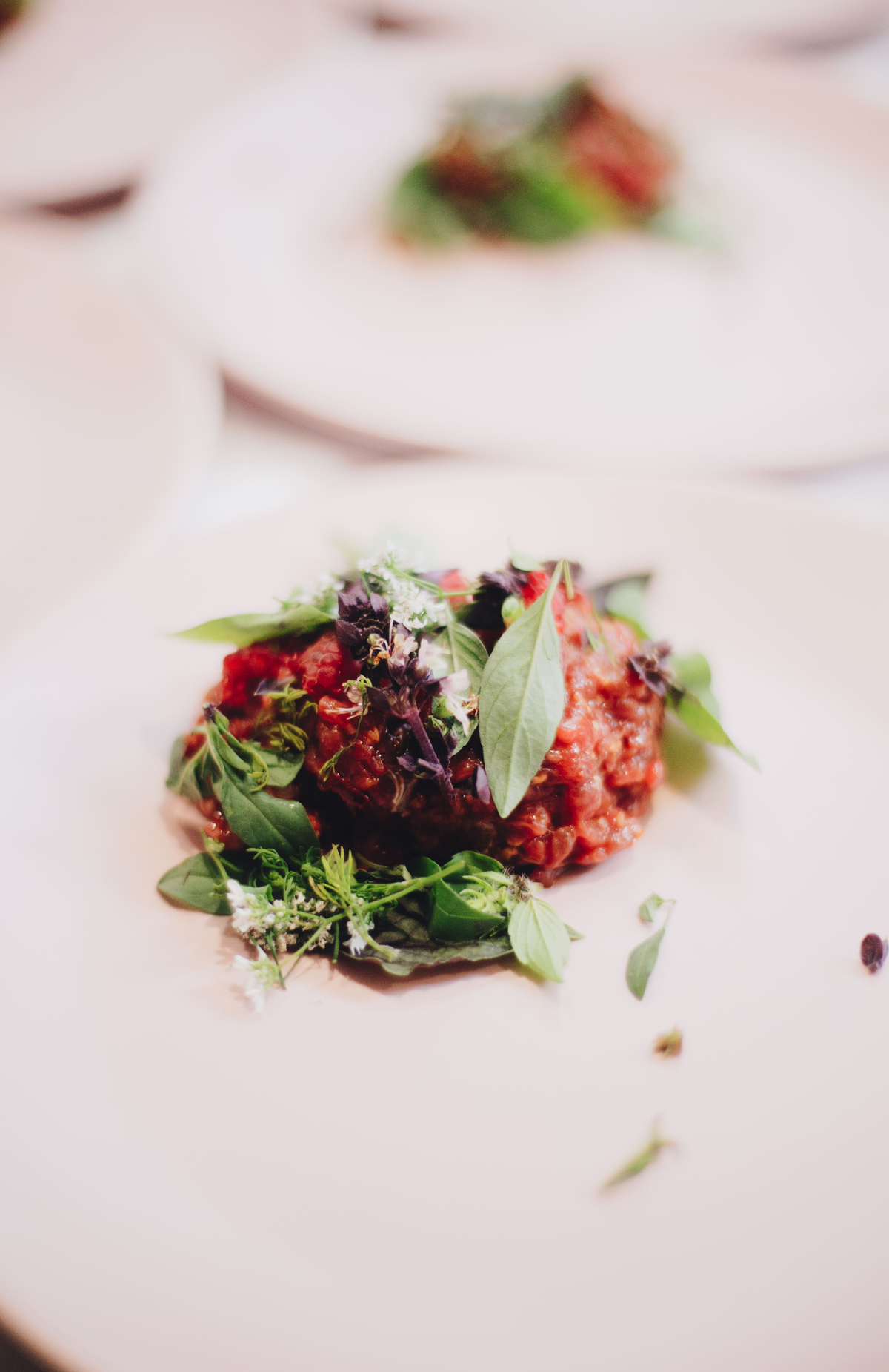 Un bœuf cru à la thaïe, framboises et ricotta fumée qui vous envoie au Septime ciel ! 