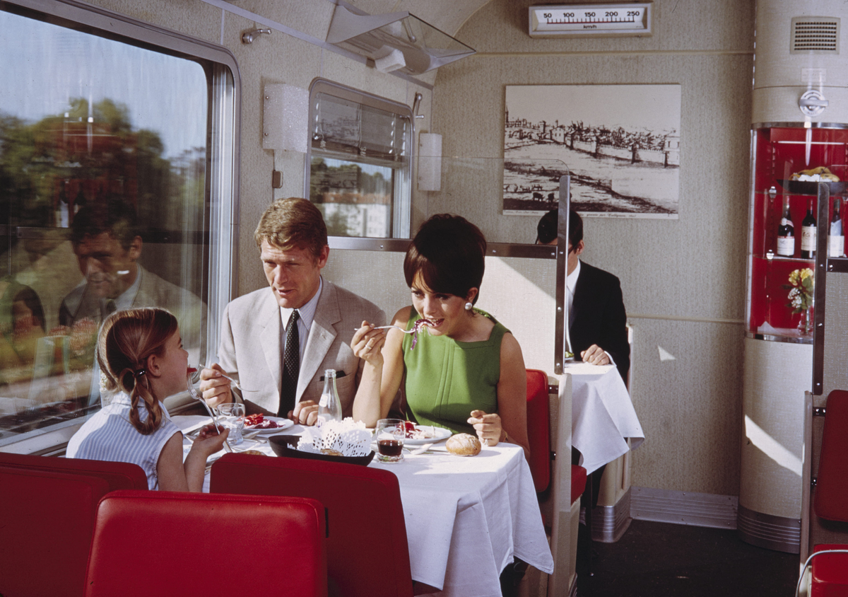 Service à bord d’une voiture-restaurant du train Capitole, 1966 
