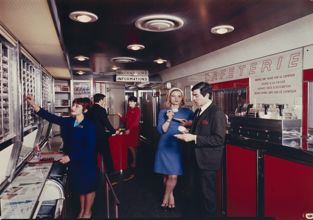 Intérieur d’une voiture-restaurant libre-service « Gril-Express », 1967