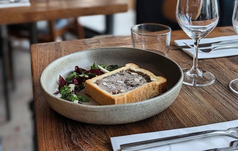 Pâté en croûte cochon-canard-taggiasche et pickles maison.