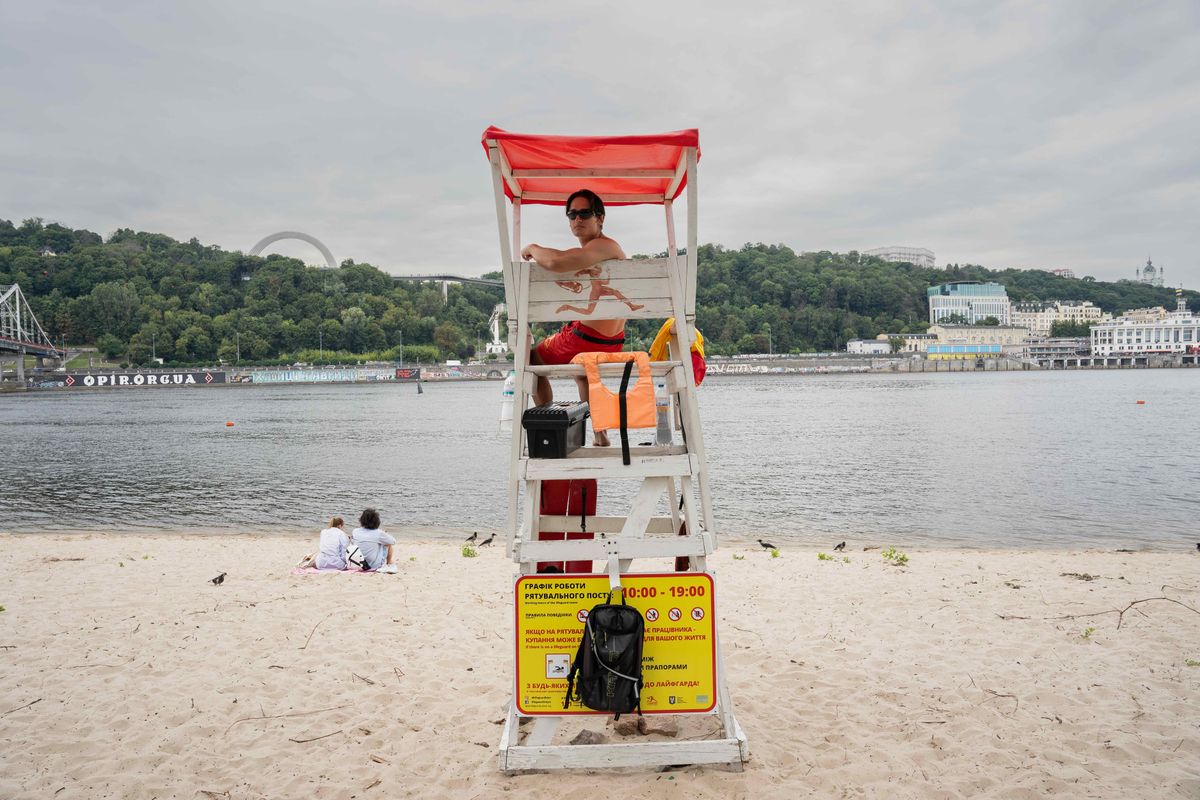Le maitre-nageur de la « Central Beach », à Kyiv, le 25 juillet 2025.