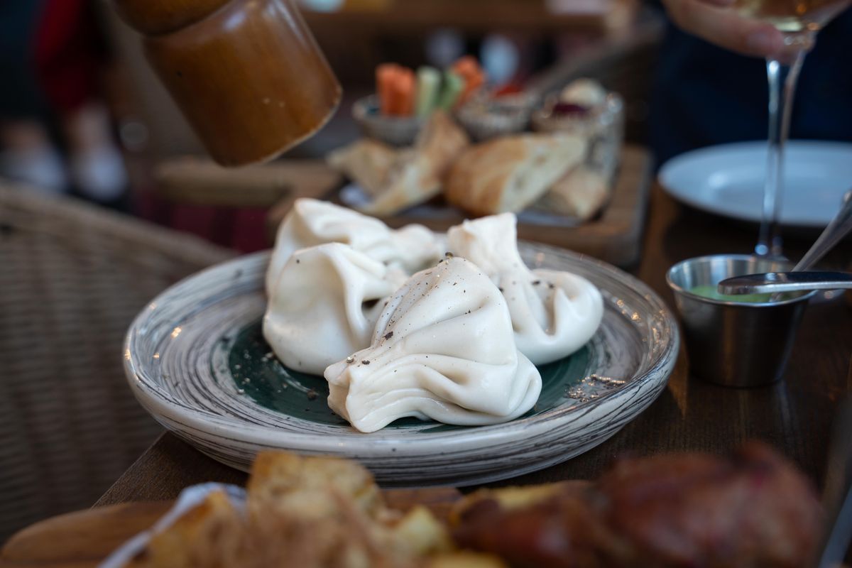 Les khinkali aux champignons de Mama Manana, à Kyiv, le 23 juillet 2025.