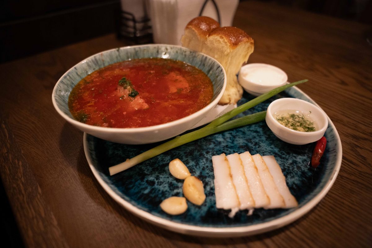 Le traditionnel bortsch à la betterave et au porc de Pervak, à Kyiv, le 26 juillet 2025.