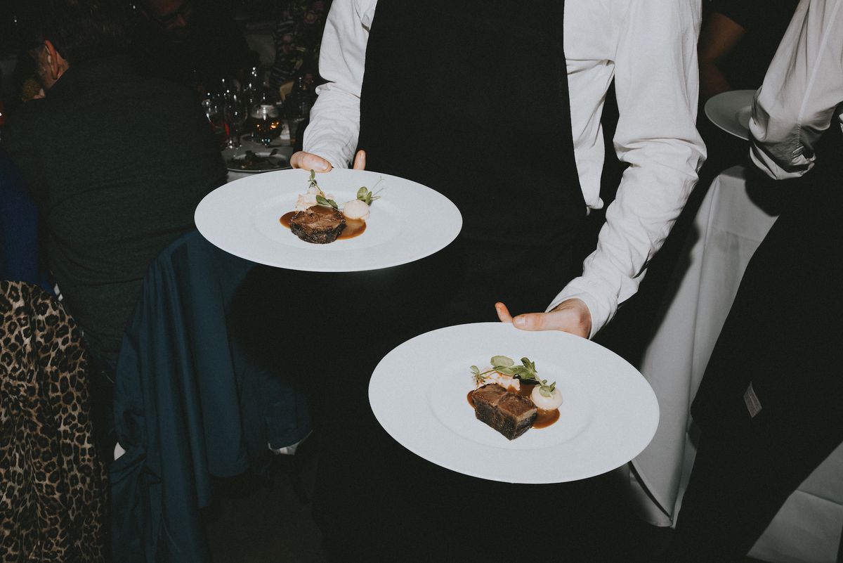 Bœuf mijoté, sauce au Gruyère AOP et pickles de potimarron : Café Commercial et Soixante ont mis les bouchées doubles.