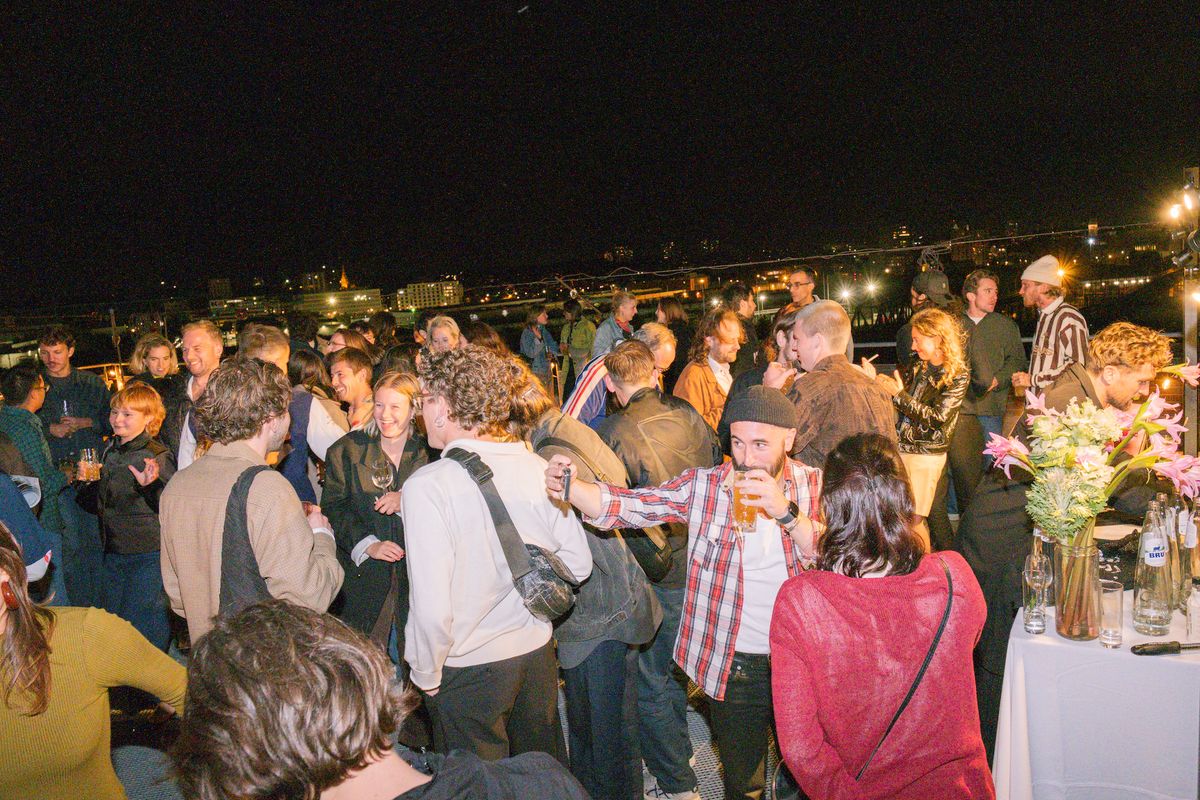 La soirée bat son plein sur le rooftop du Wiels.