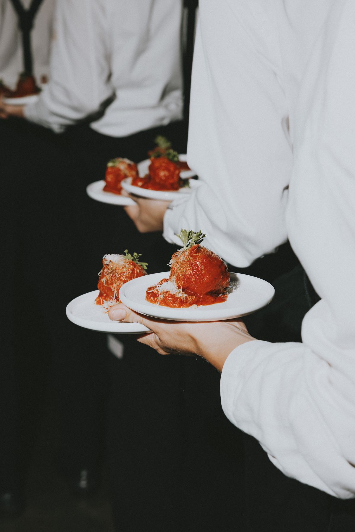 Pallotte aux œufs et pecorino nappées d’une sauce tomate au Sbrinz AOP, des boulettes concoctées par le Bistrot Mentin et Mangia Siempre avec Delhaize.