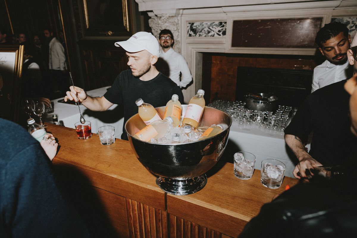 Élégants cocktails aux sodas Leamo... Ça shake sec pour Maxime Potfer, aux manettes du bar Povera (Meilleur bar d’auteur du guide Fooding 2025) à Nice.