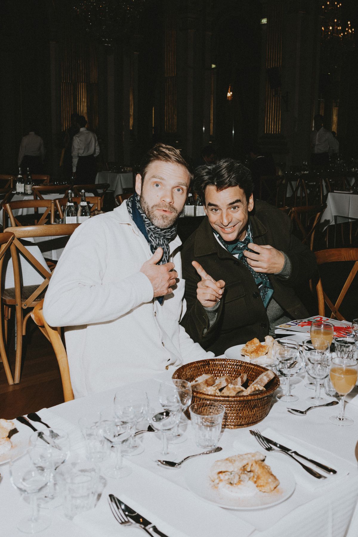 Le journaliste télé Julian Bugier et le chef Sven Chartier, bien attablés !