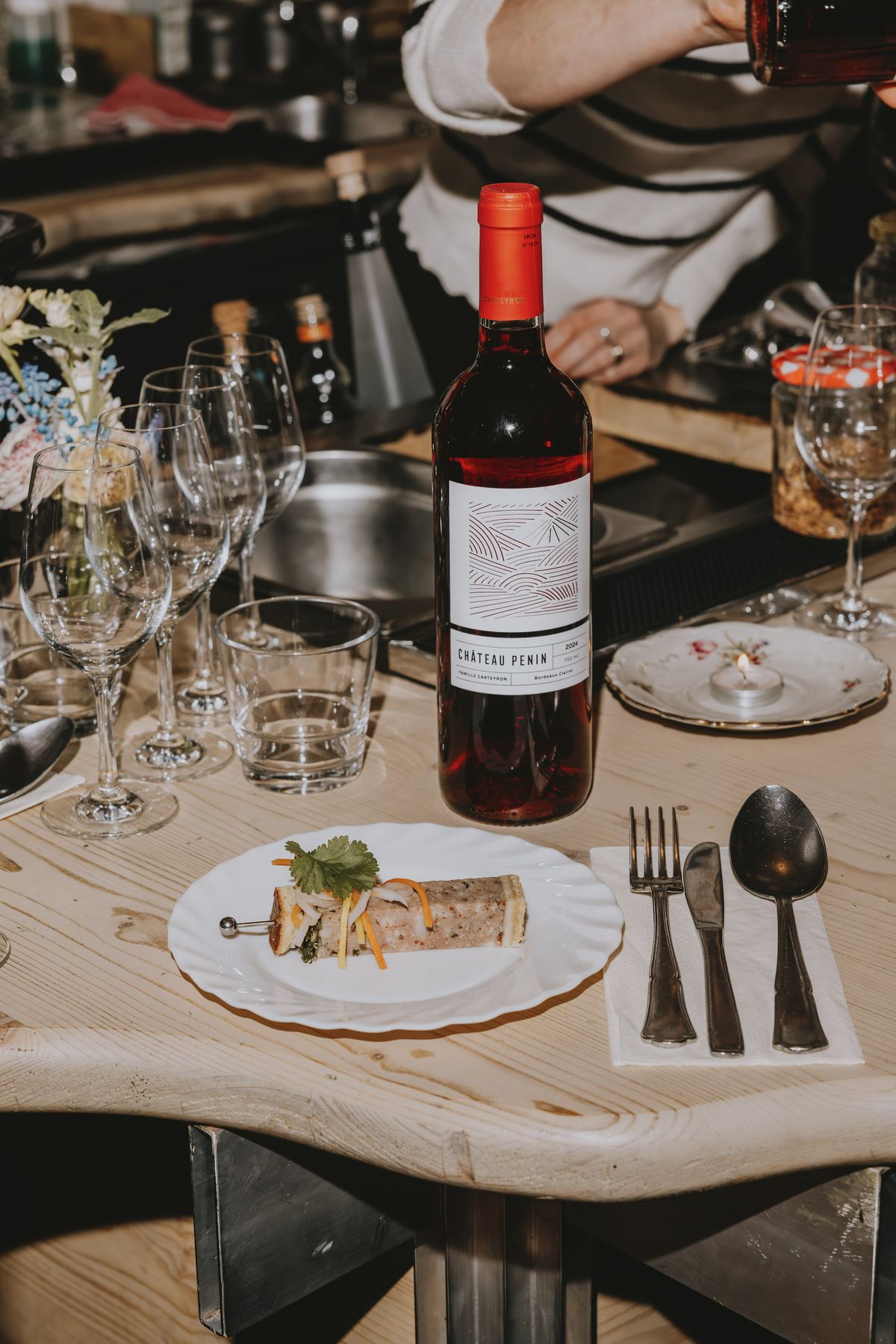 Un Bordeaux Clairet 2024 du Château Penin pour escorter ce pâté en croûte façon bánh mì... Ça, c’est du pairing !