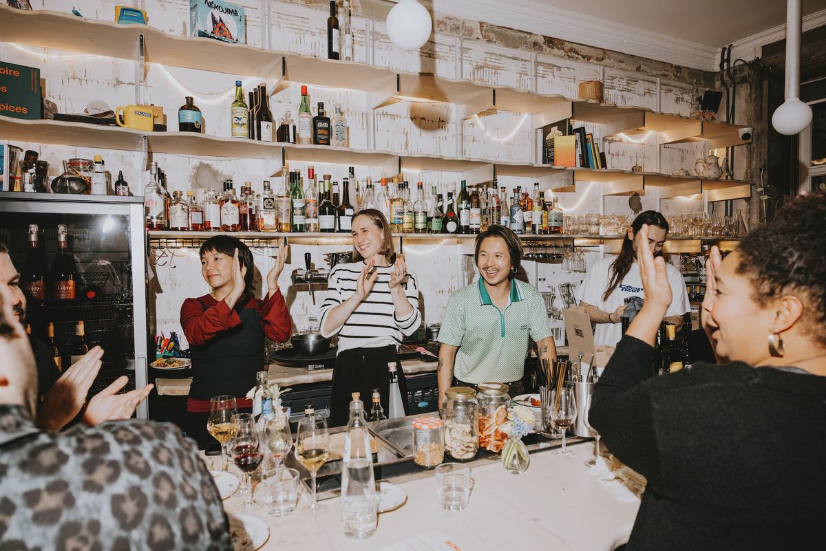 Soline Clinquart, la sommelière de Kartouche, bien entourée d’Aurélie Hin-Tieu et de Geoffrey Doré, deux membres de la team Grabuge.