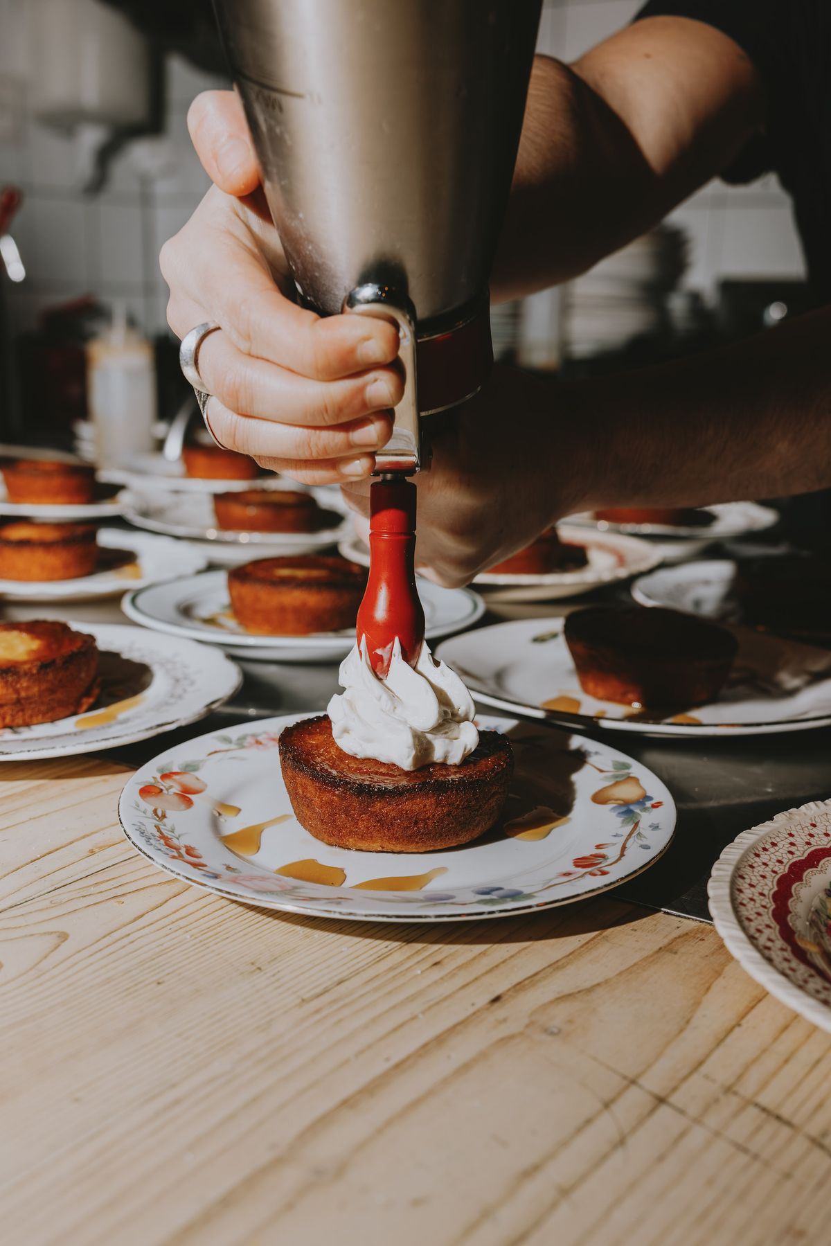 Fondant amande, ganache montée au chocolat blanc et caramel au vin... Dur dur de n’en manger qu’un !