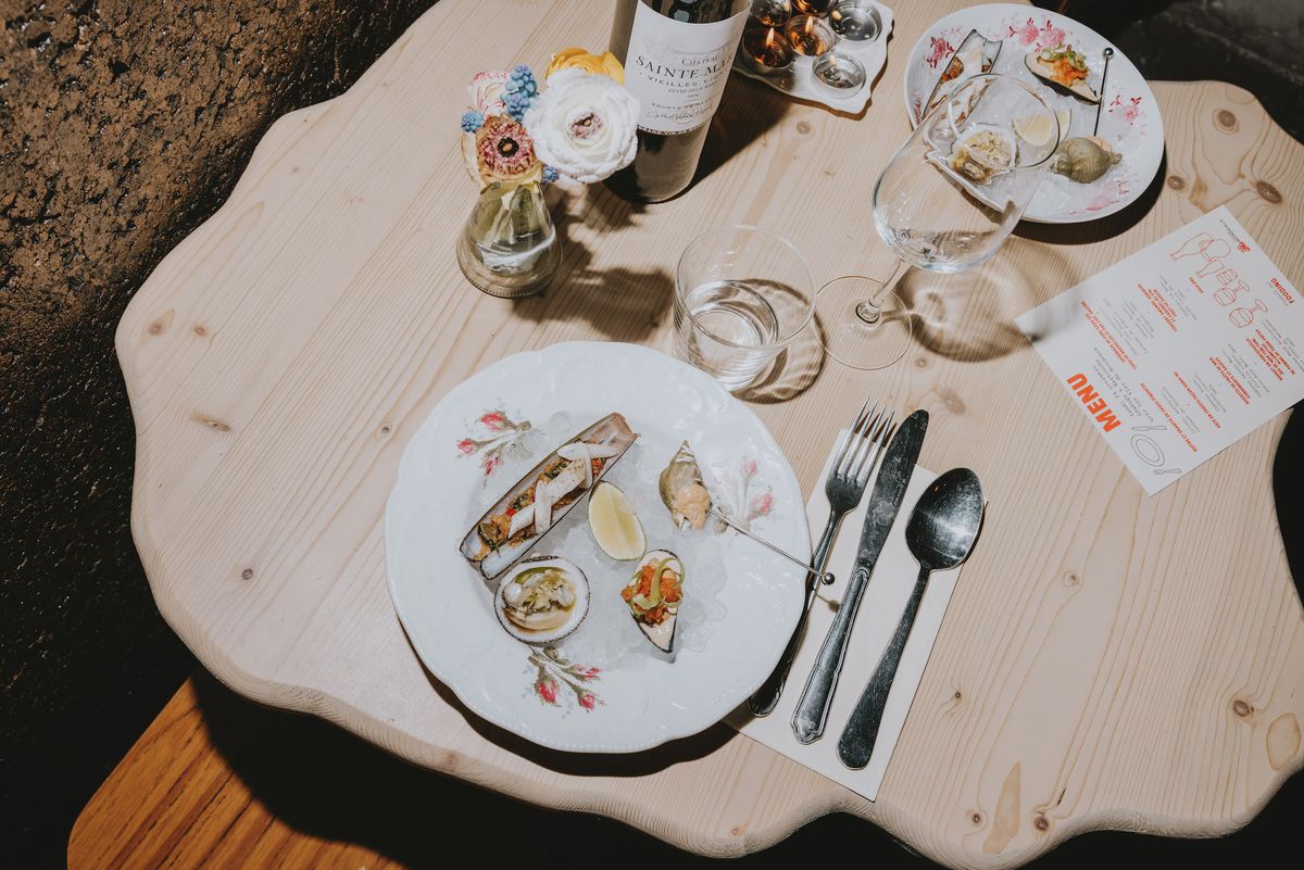 Quoi de mieux qu’un Entre-deux-Mers Vieille Vignes 2024 du Château Sainte-Marie pour mouiller cette assiette de couteau, bulot, moule et amande de mer ?