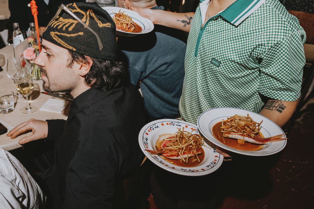 Rouget en portefeuille, jus de mer tom yum et pommes allumettes, le tout arrosé d’un Blaye-Côtes-de-Bordeaux 2023 du Château Haut Bertinerie.