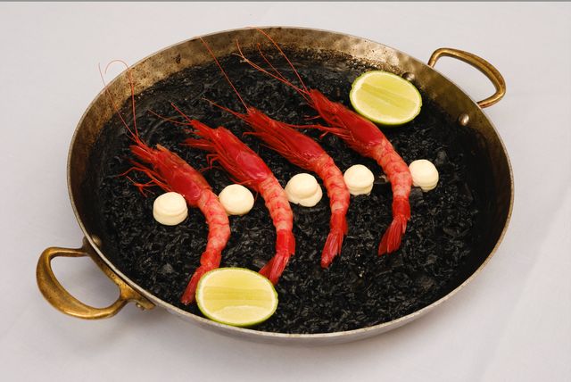 Arroz à l’encre de seiche, carabineros et mayonnaise à l’ail
