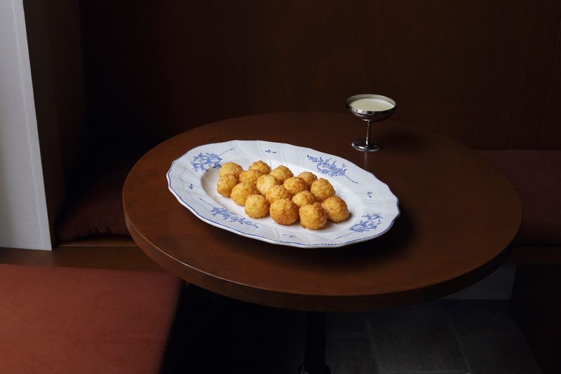 Aardappelsoesjes met een saus van Oude Gouda