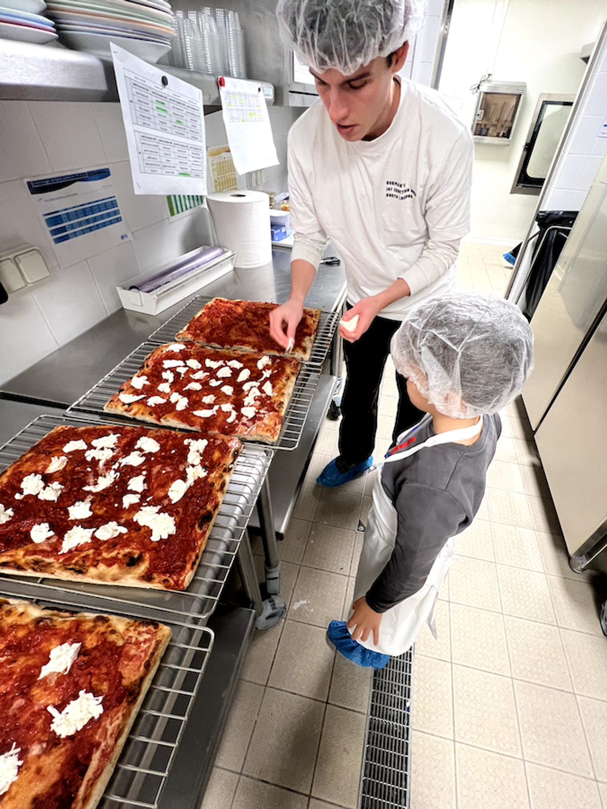 Comment se mettre un kid dans la poche ? En lui montrant comment préparer des pizzas !