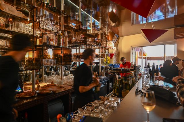 Ceci n’est pas un bar. (Ni un resto.)