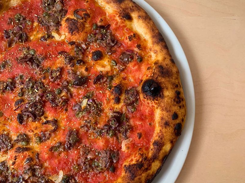 Une pizzeria anti-train-train