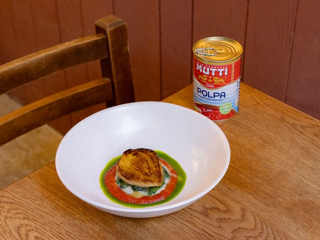 Oignons doux grillés, chèvre frais et sauce à la Polpa Mutti