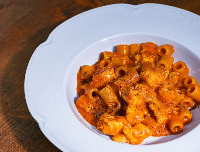 Pâtes ditalini, bisque au double concentré de tomates Mutti et gambas au beurre noisette