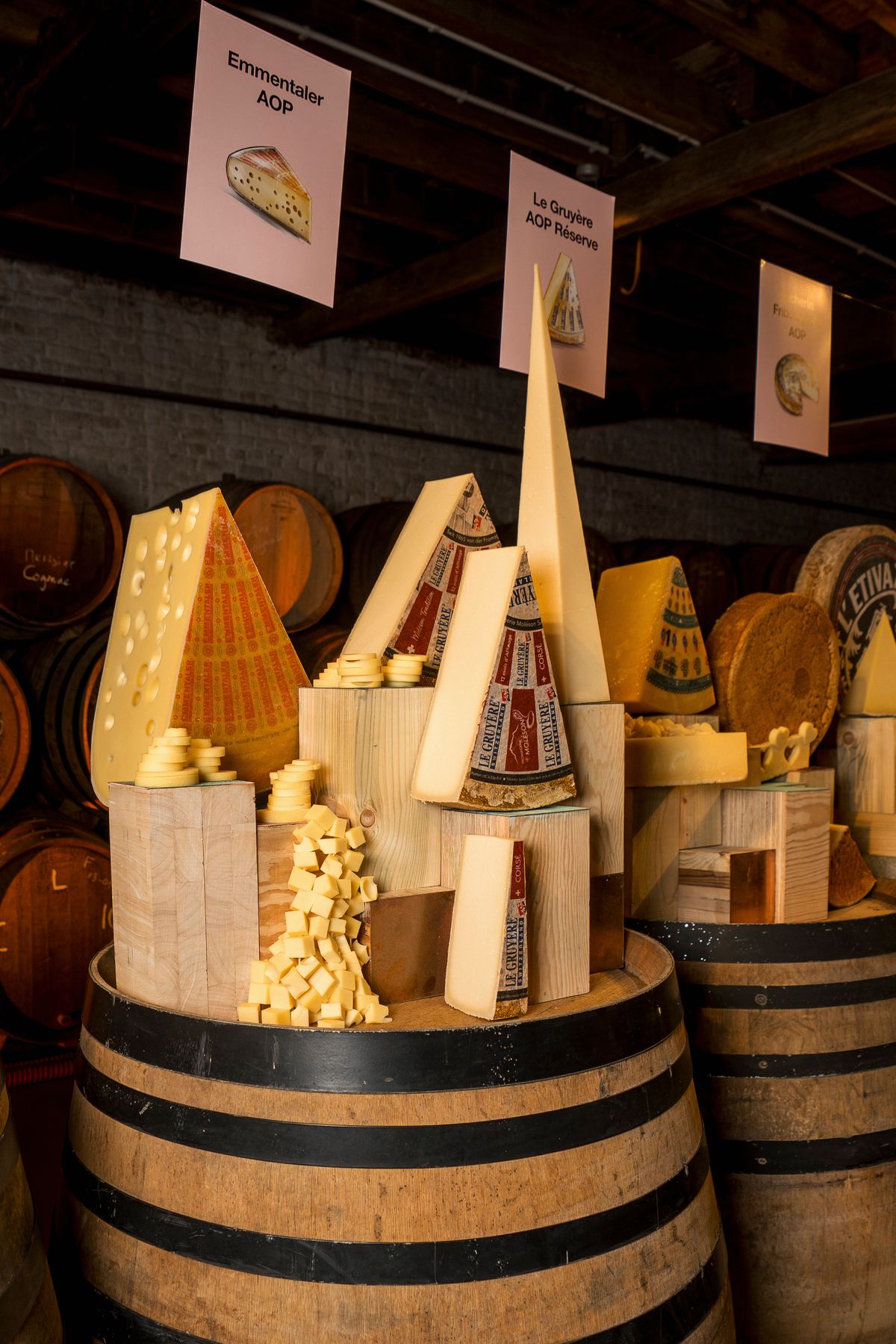 Kaaswielen zo ver je kon kijken … De Zwitserse kazen hadden de vaten van Brasserie Cantillon helemaal ingenomen.