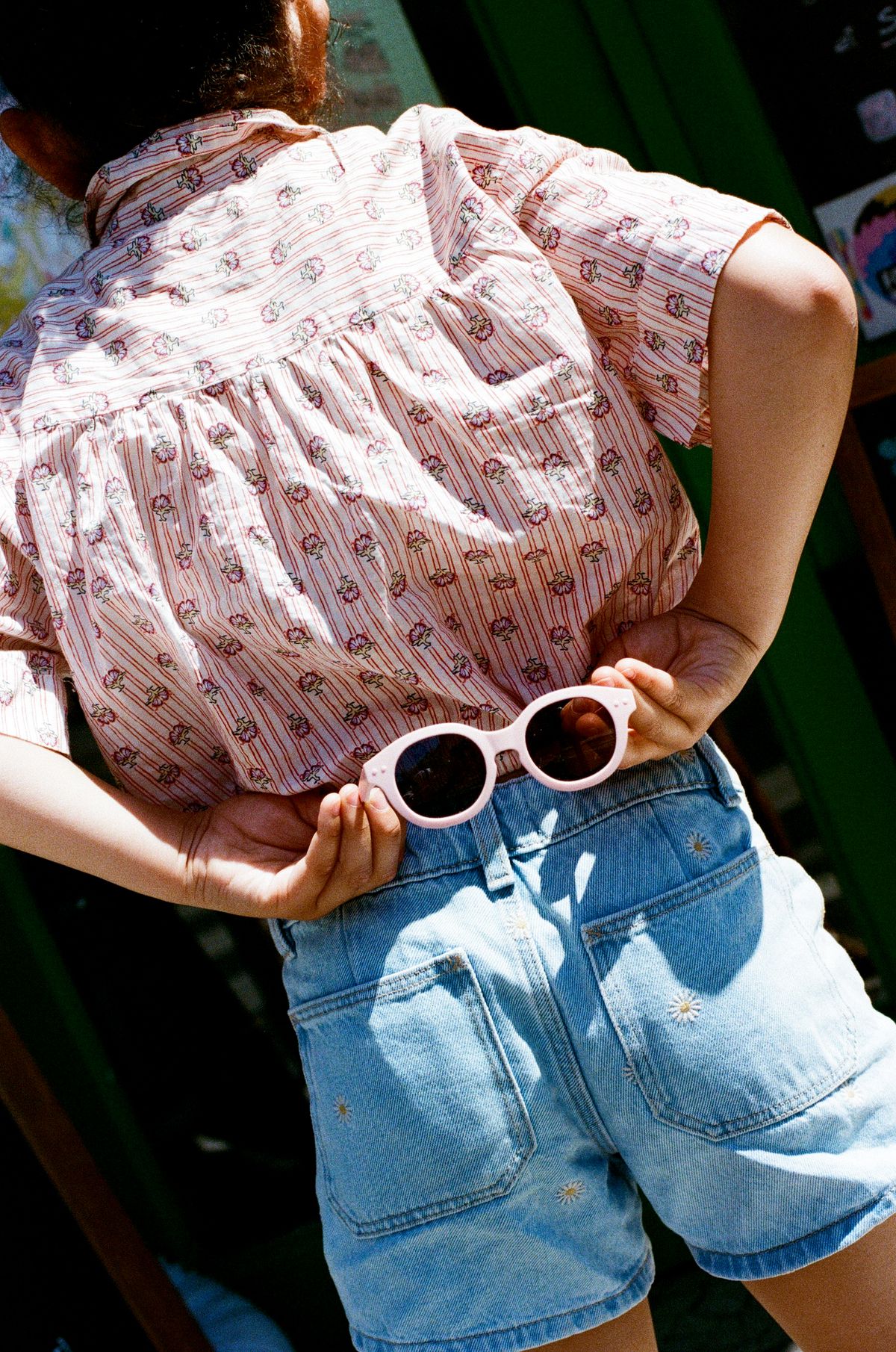 Toujours avoir les yeux derrière la tête. Lunettes de soleil Izipizi obligent.