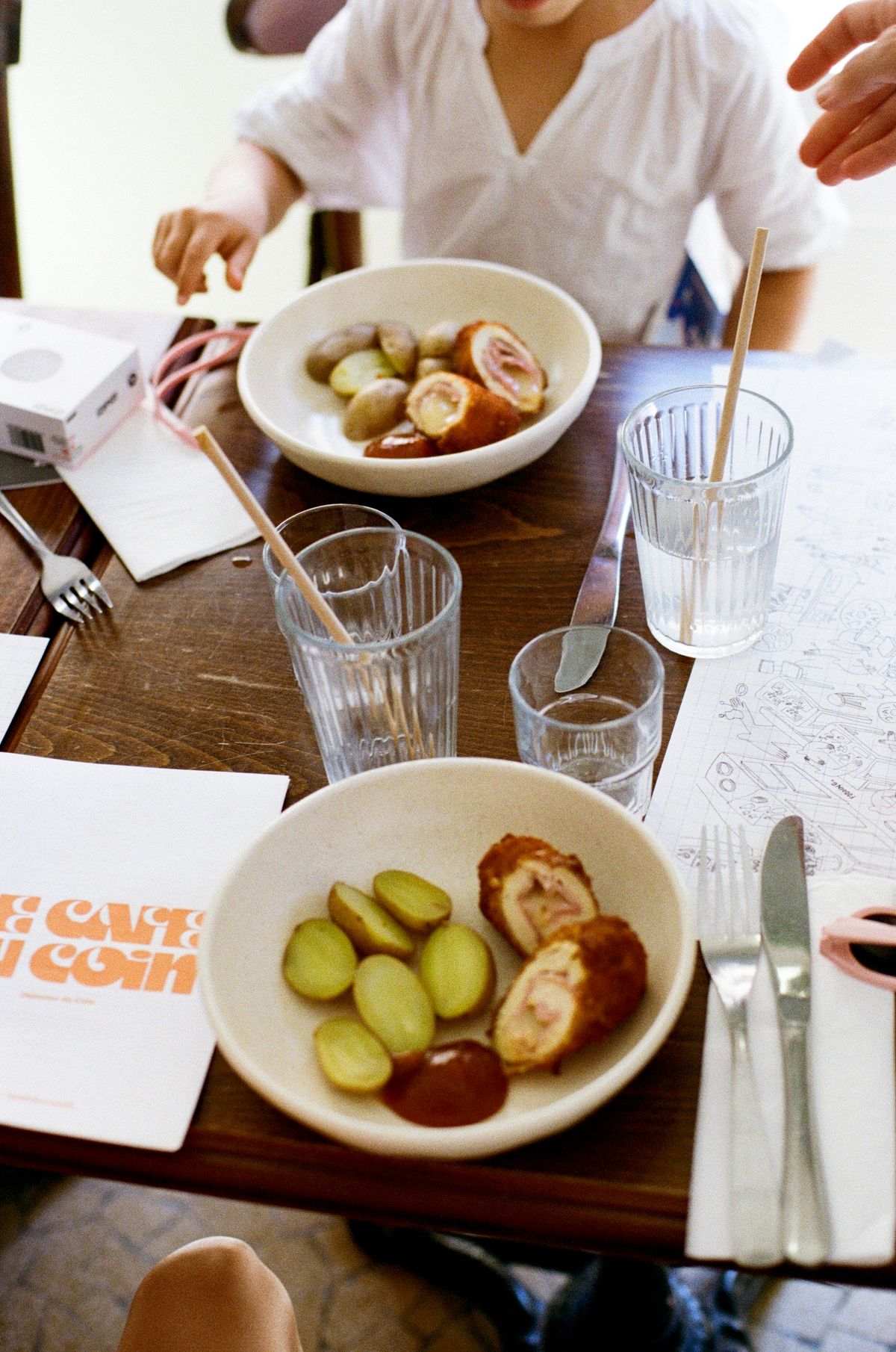 Tête-à-tête gourmand et cordon bleu croustillant au Café du Coin. 