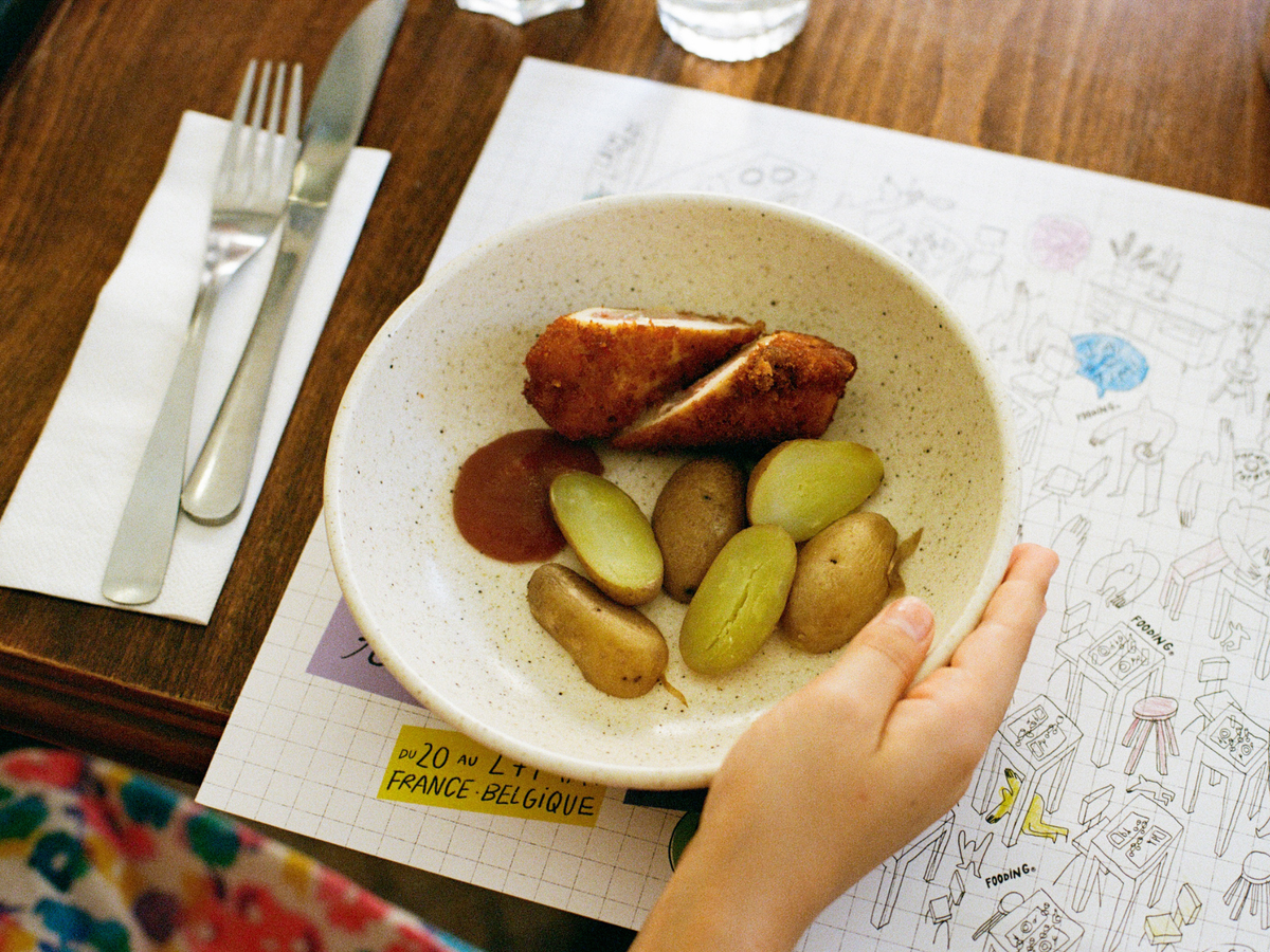 Le cordon bleu, avec pommes de terre et ketchup maison, concocté par Le Café du Coin.