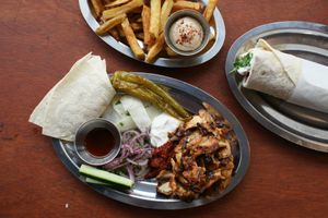 Qui porte la poêle de la cuisine proche-orientale ?