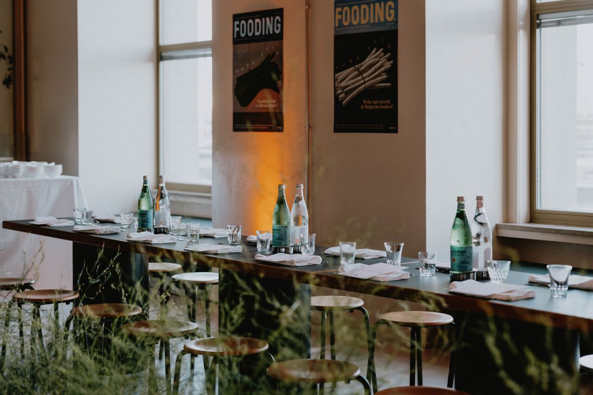 La table Delhaize et les eaux S.Pellegrino et Acqua Panna, prêtes à recevoir nos happy few à l’étage.