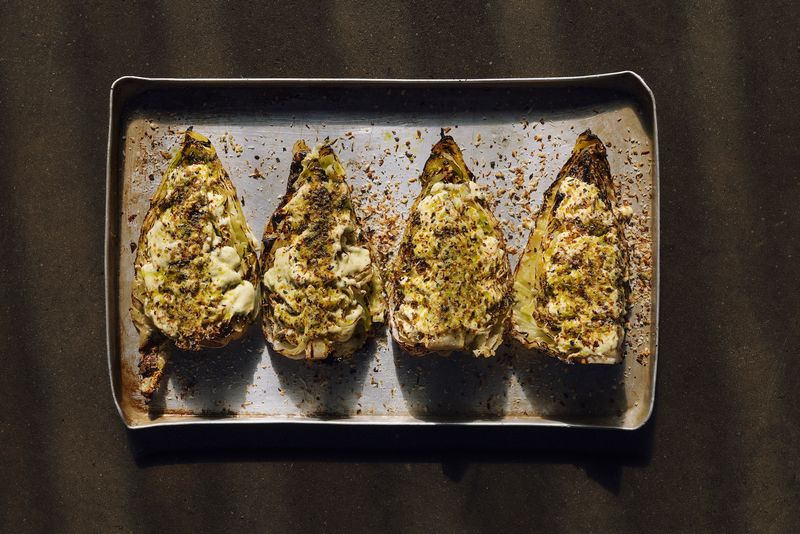 Chou pointu braisé, mayonnaise aux cornichons et huile à l'aneth