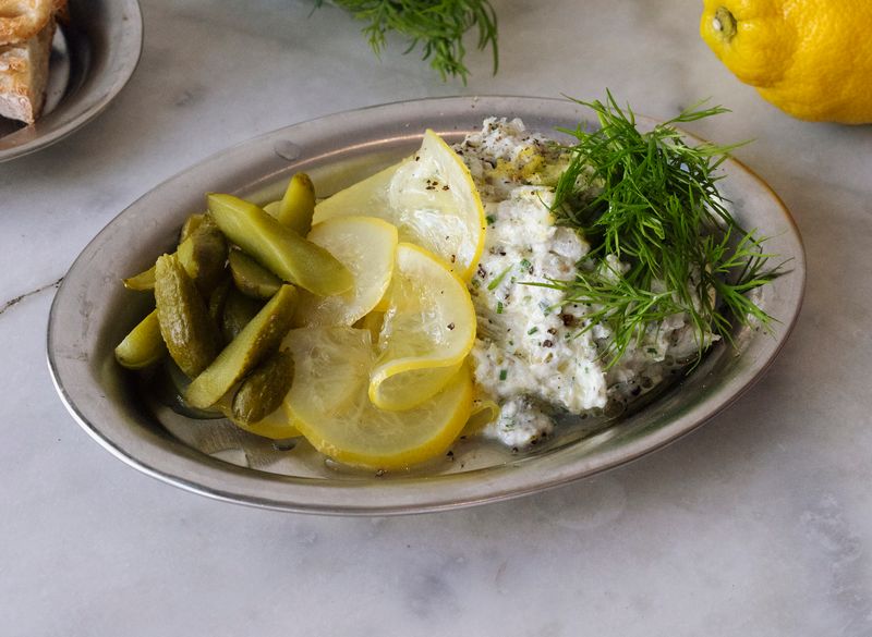 Rillettes de poisson, crevettes grises et pickles de citron