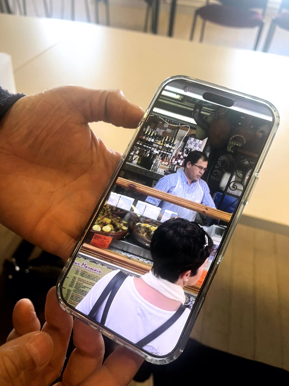 Ahmed Ouaddi fait défiler les souvenirs de vingt-cinq ans de marché sur son téléphone.